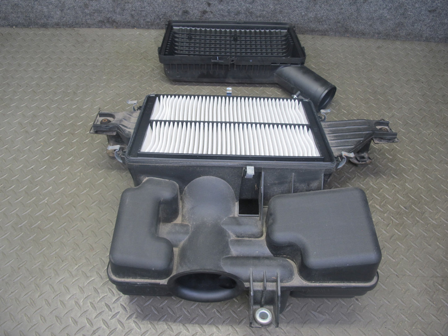 06-10 Pontiac Solstice SKY 2.4L Air Intake Cleaner Filter Box w MAF Sensor OEM