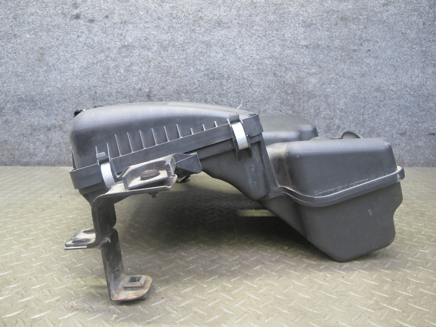 06-10 Pontiac Solstice SKY 2.4L Air Intake Cleaner Filter Box w MAF Sensor OEM