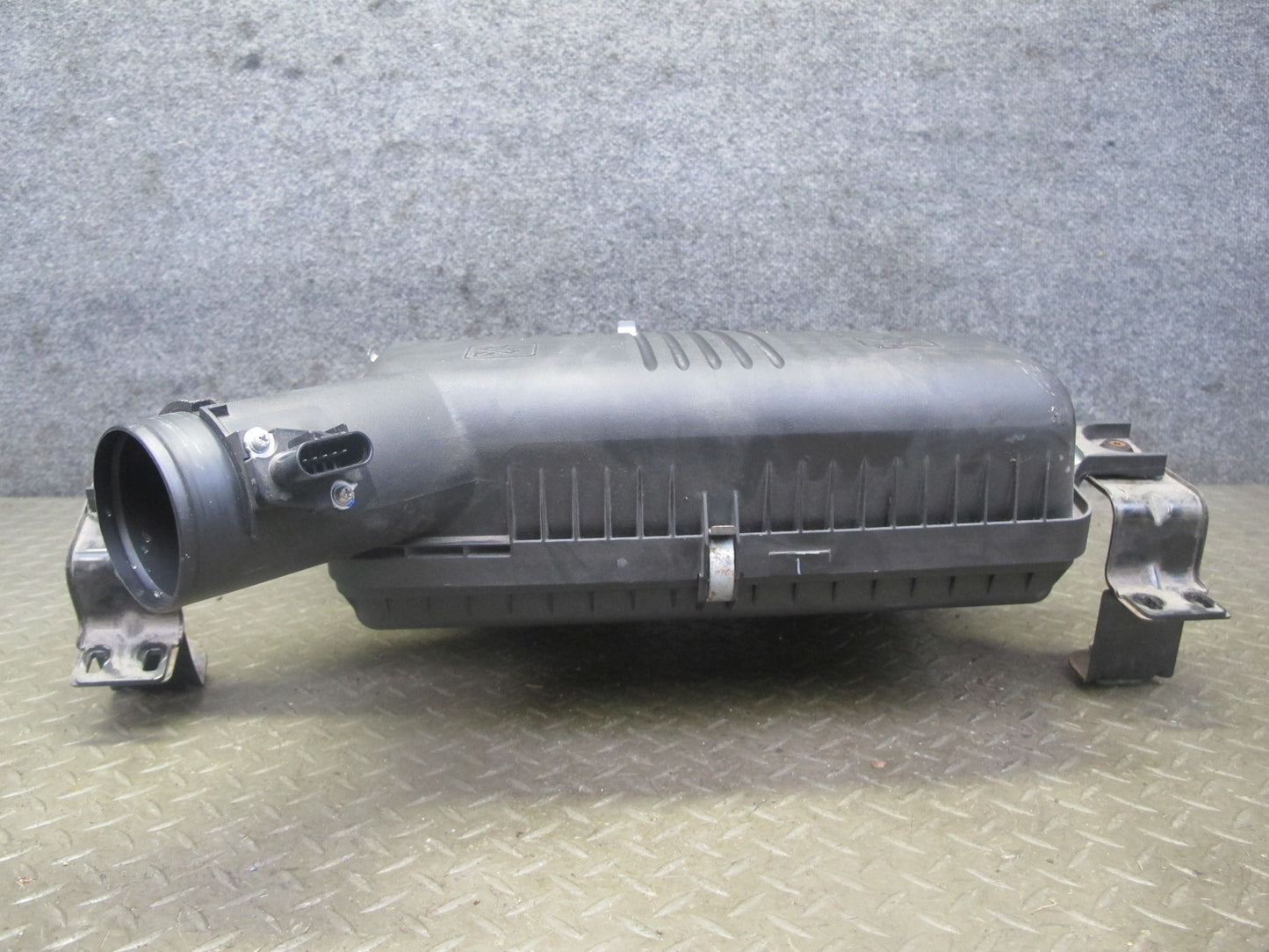 06-10 Pontiac Solstice SKY 2.4L Air Intake Cleaner Filter Box w MAF Sensor OEM