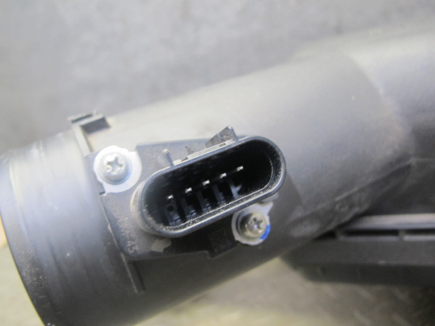 06-10 Pontiac Solstice SKY 2.4L Air Intake Cleaner Filter Box w MAF Sensor OEM