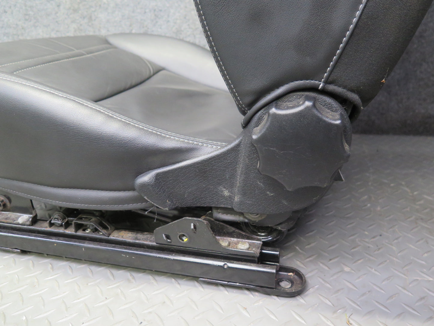 07-09 Pontiac Solstice Set of 2 Front Left & Right Leather Seat Black 20K OEM