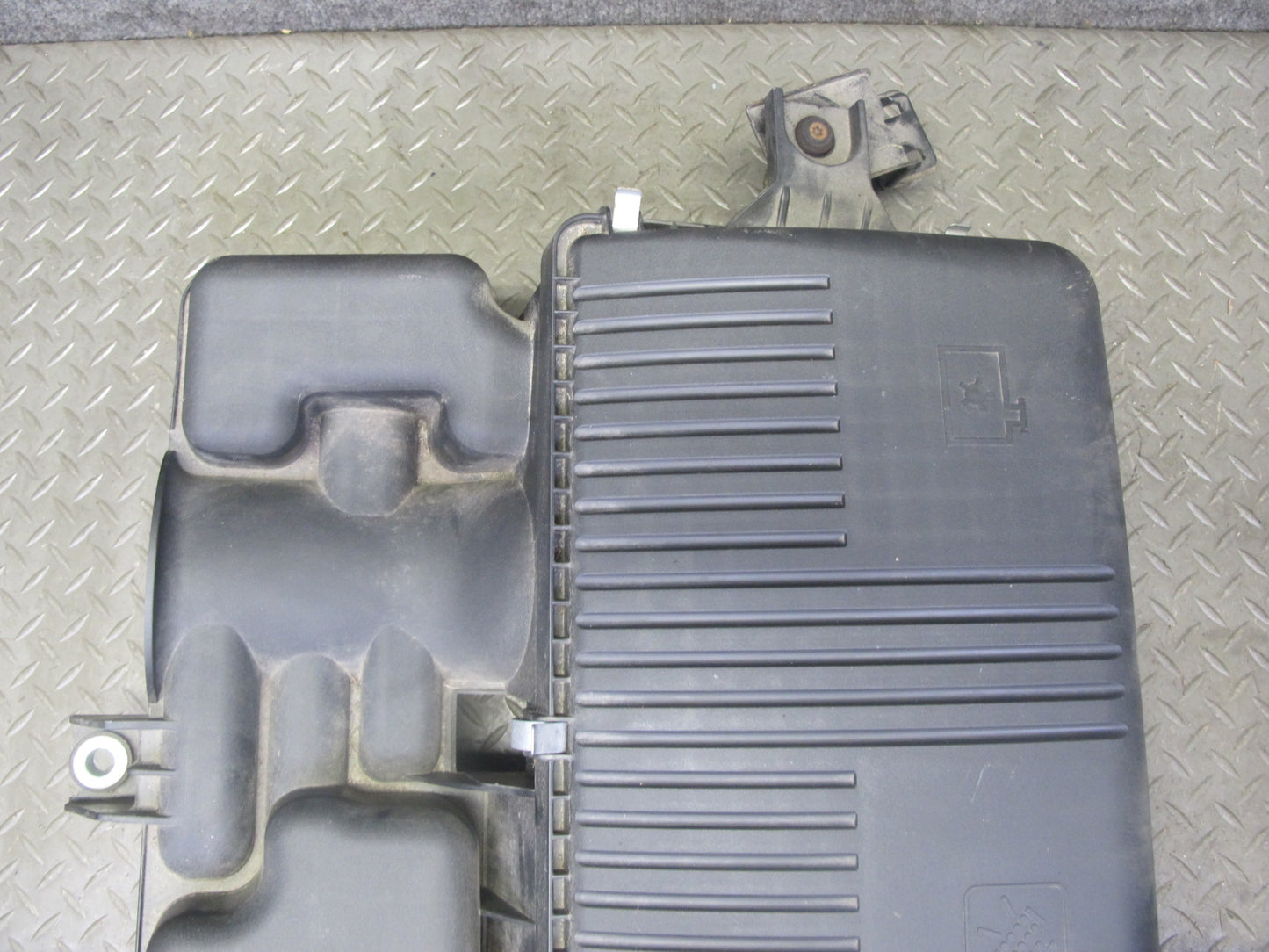 06-10 Pontiac Solstice SKY 2.4L Air Intake Cleaner Filter Box w MAF Sensor OEM