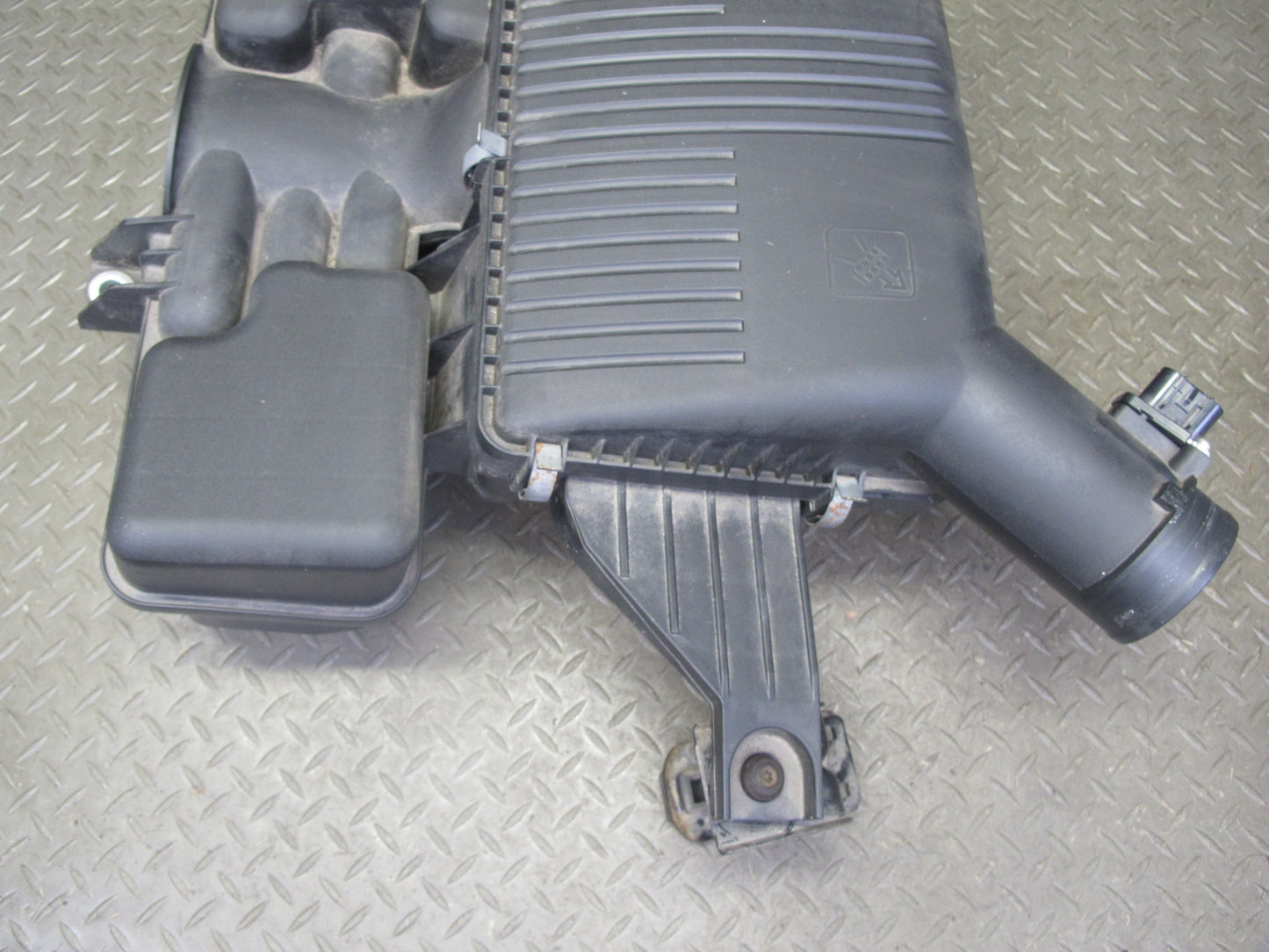 06-10 Pontiac Solstice SKY 2.4L Air Intake Cleaner Filter Box w MAF Sensor OEM