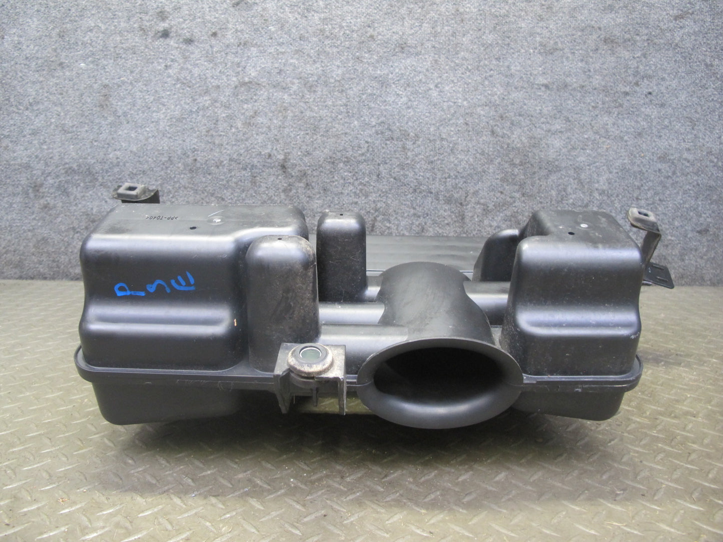 06-10 Pontiac Solstice SKY 2.4L Air Intake Cleaner Filter Box w MAF Sensor OEM