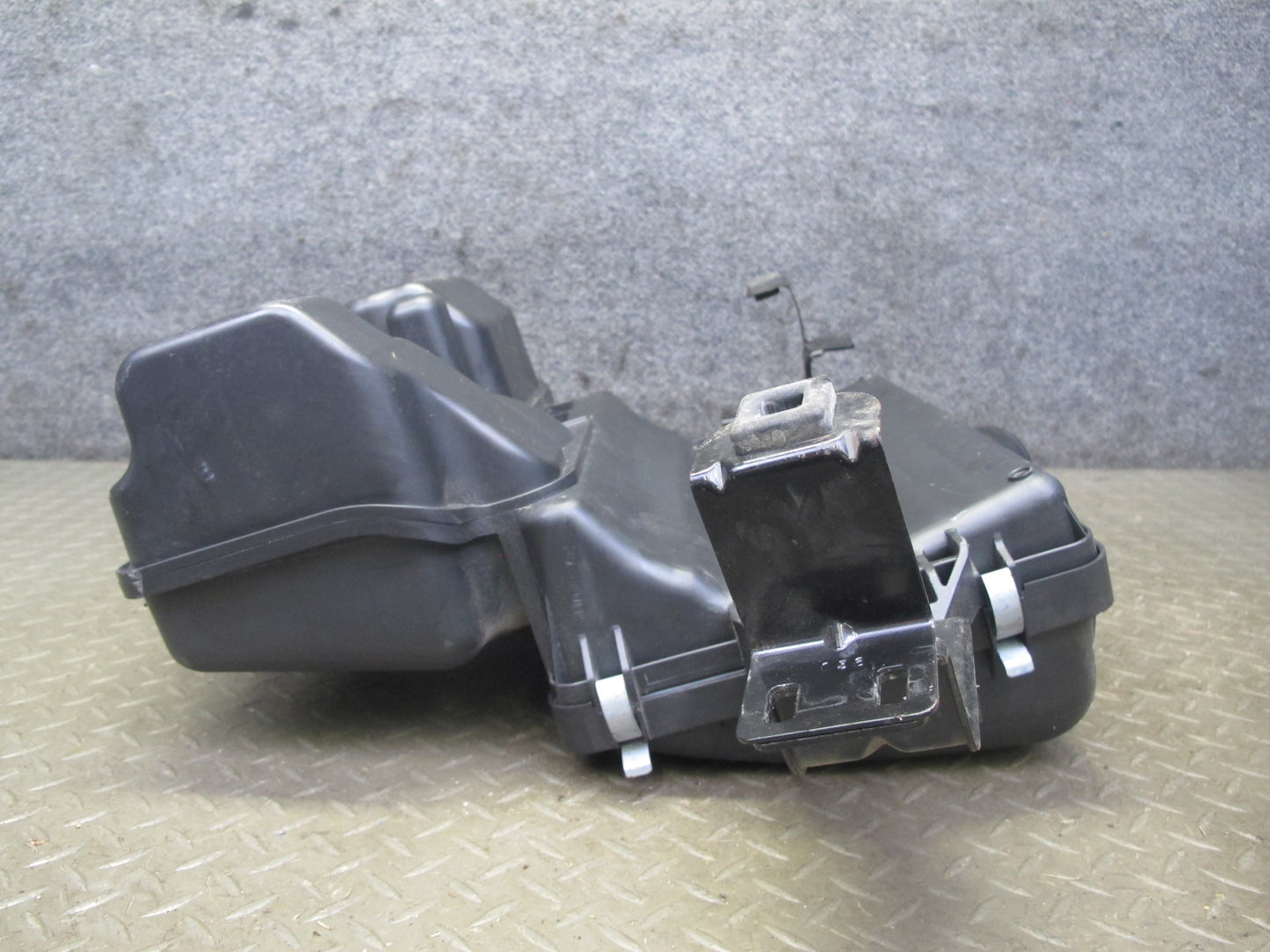 06-10 Pontiac Solstice SKY 2.4L Air Intake Cleaner Filter Box w MAF Sensor OEM