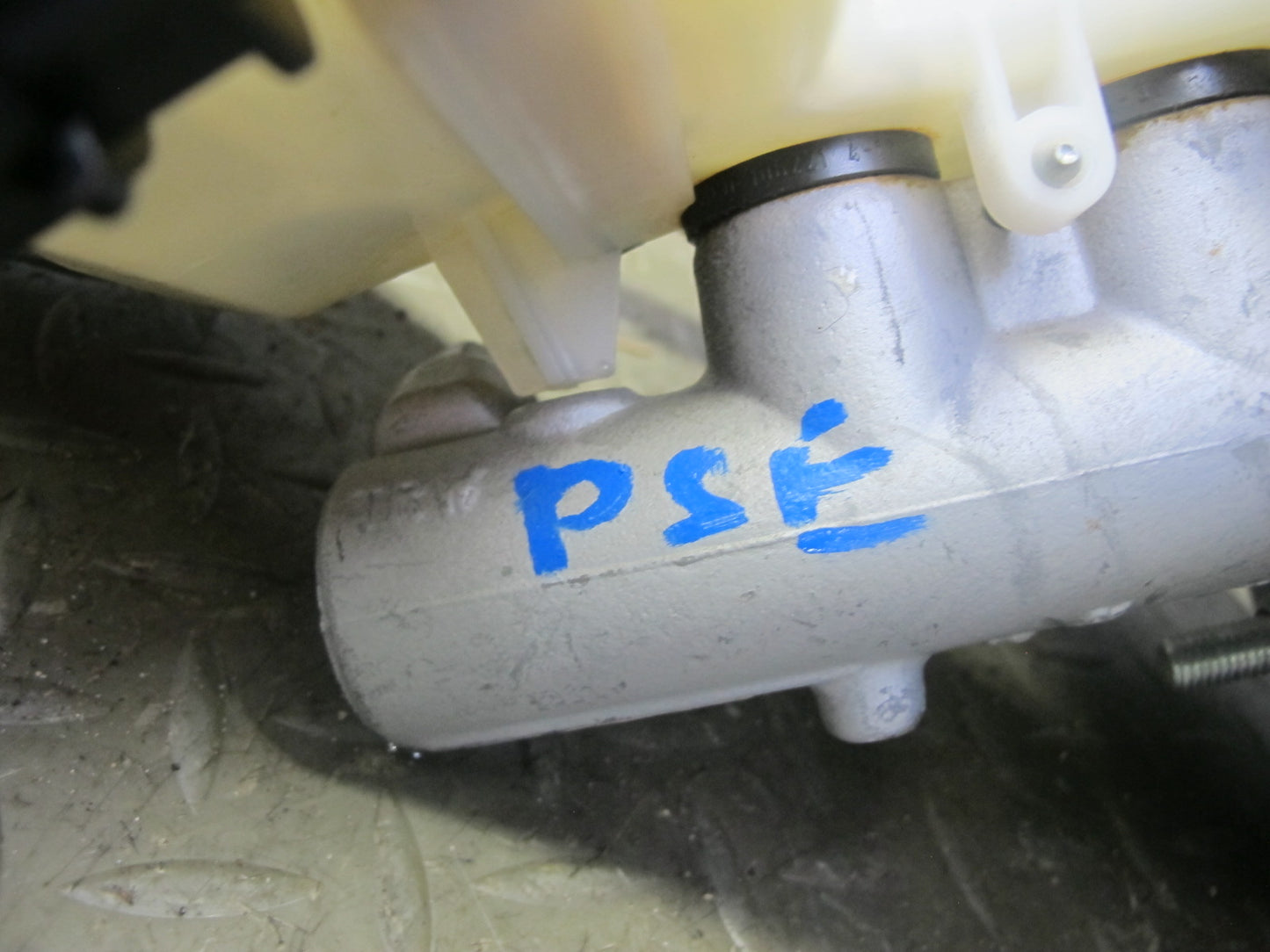 06-09 Pontiac Solstice SKY Brake Master Cylinder Booster Fluid Reservoir 20K OEM