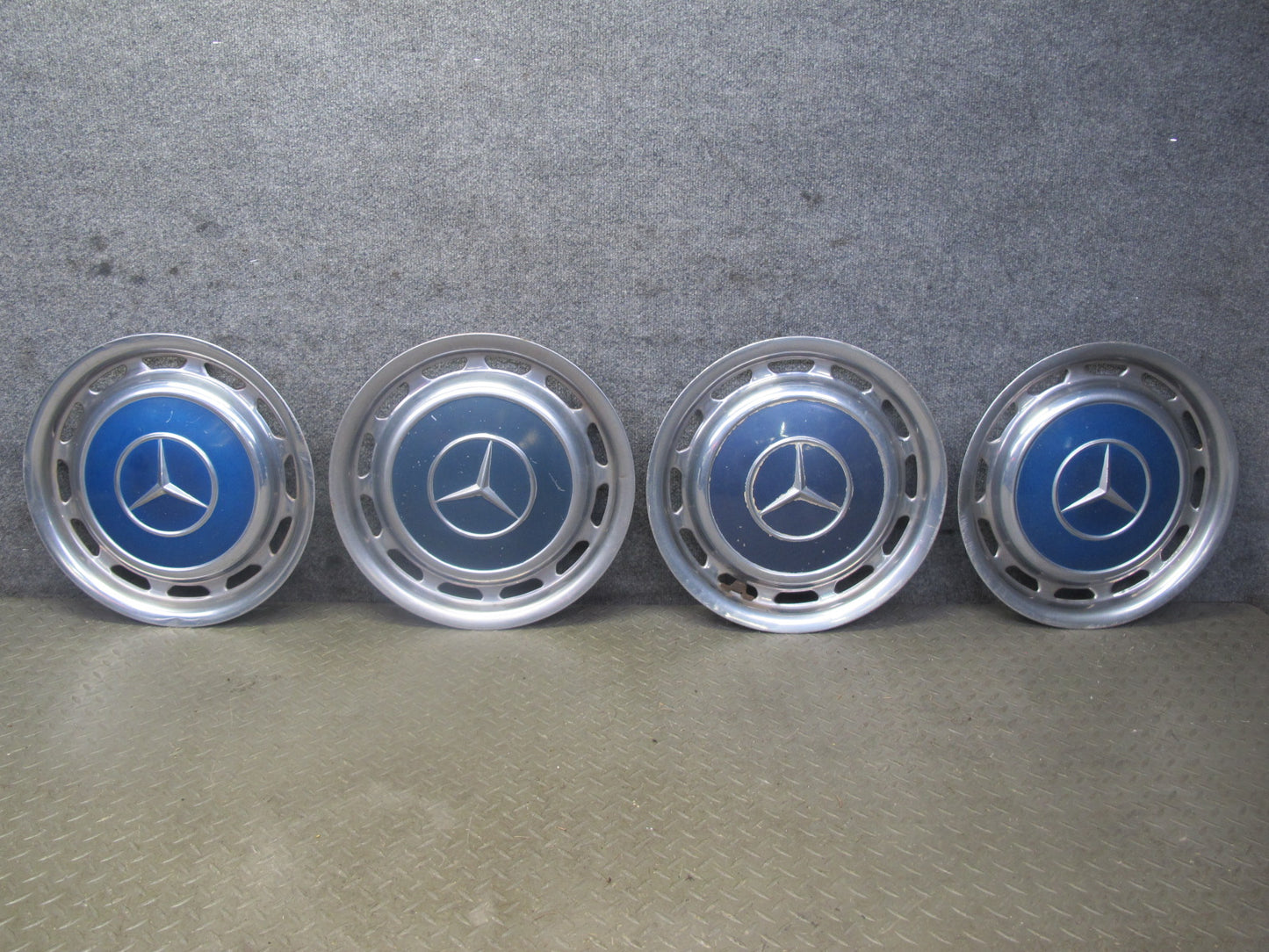 74-85 Mercedes W123 Set of 4 R14 14" Hubcaps Hub Cap Wheel Cover Blue OEM