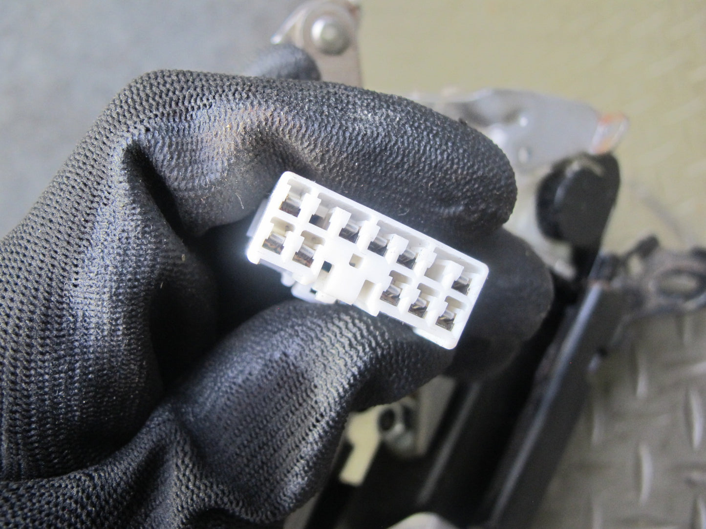 2003-2007 Lexus LX470 Front Right Passenger Side Lower Seat Track Frame W/ Motor