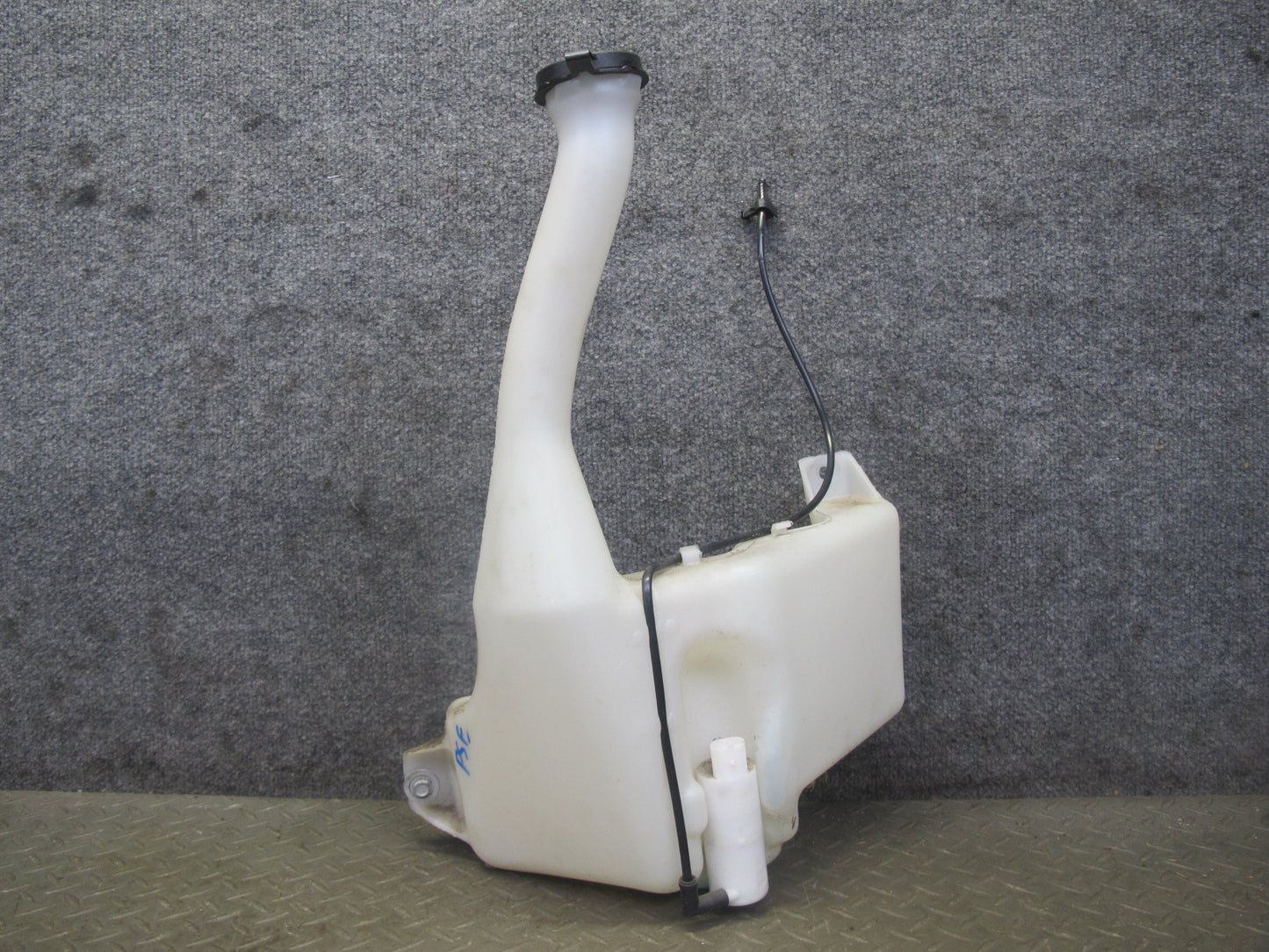 06-10 Pontiac Solstice Saturn SKY Windshield Washer Reservoir w Pump Assy OEM