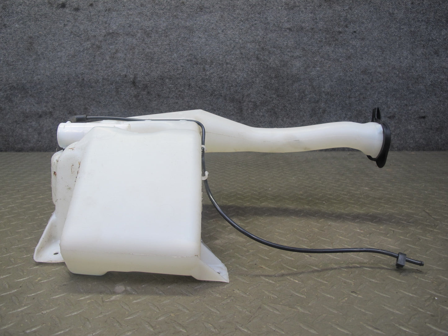 06-10 Pontiac Solstice Saturn SKY Windshield Washer Reservoir w Pump Assy OEM