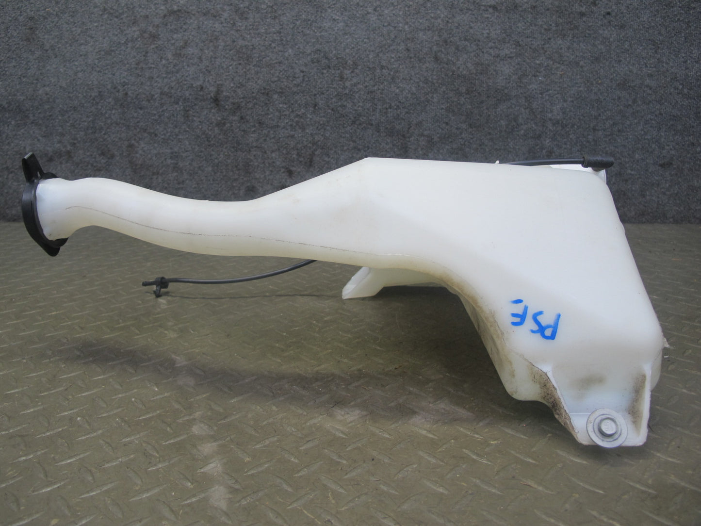 06-10 Pontiac Solstice Saturn SKY Windshield Washer Reservoir w Pump Assy OEM