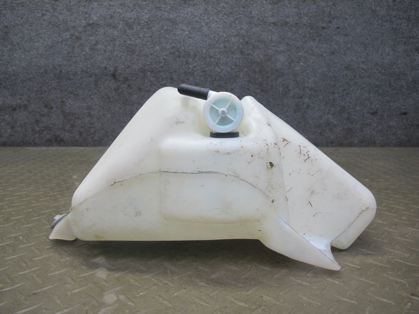 06-10 Pontiac Solstice Saturn SKY Windshield Washer Reservoir w Pump Assy OEM