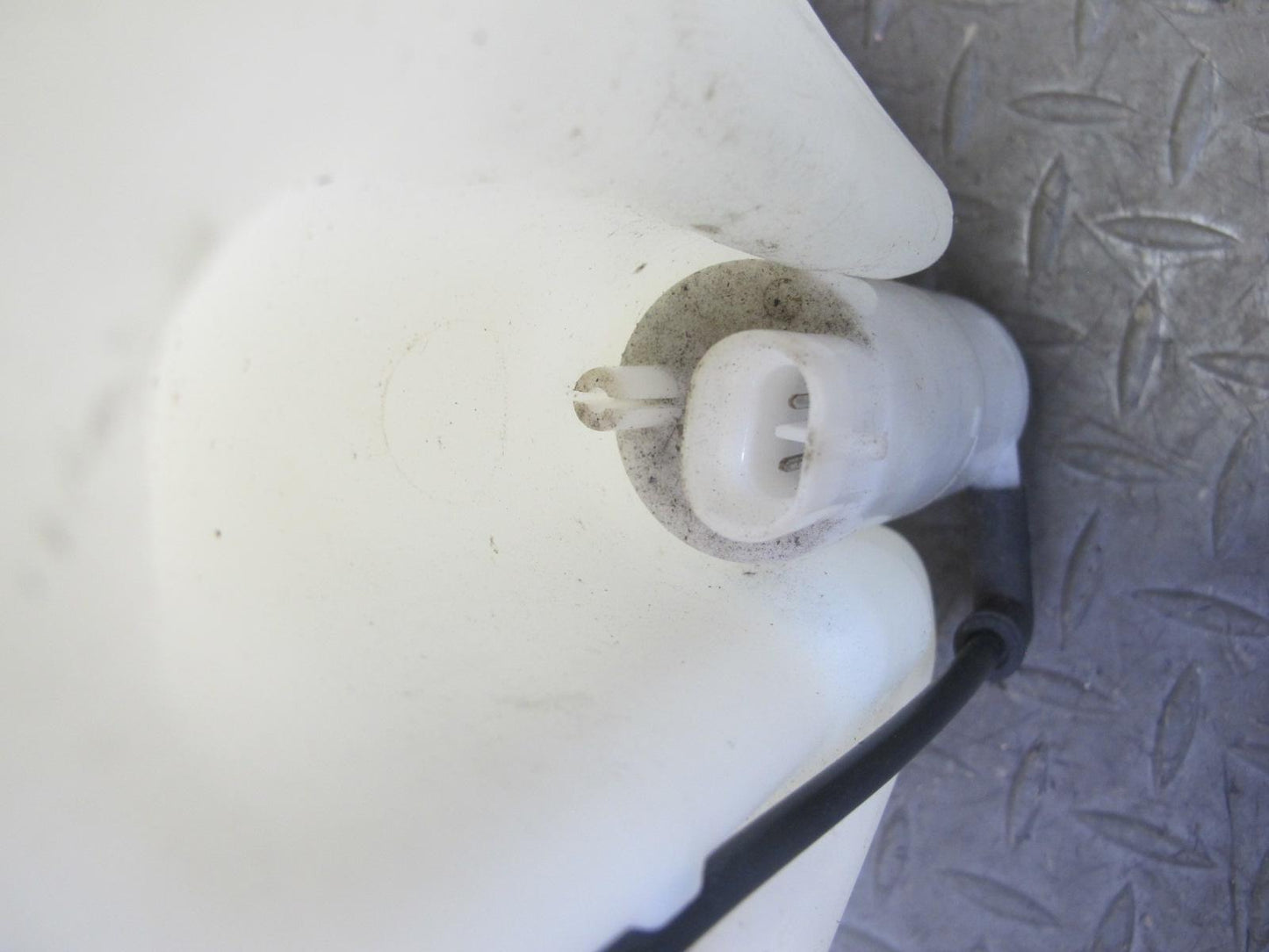 06-10 Pontiac Solstice Saturn SKY Windshield Washer Reservoir w Pump Assy OEM