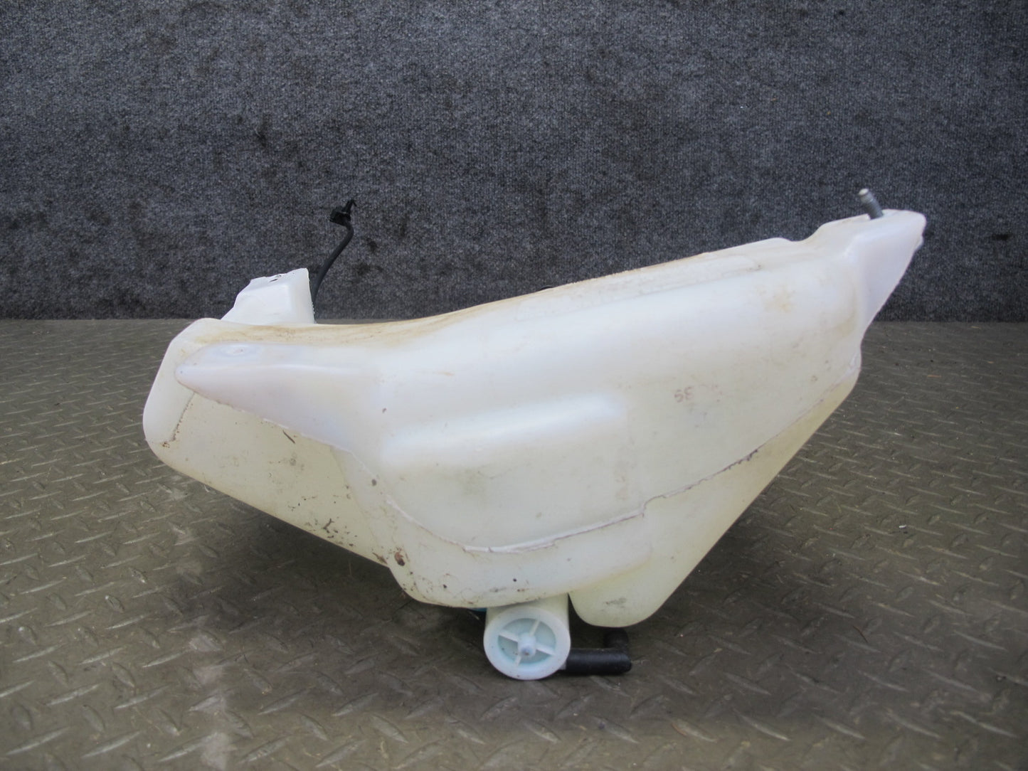 06-10 Pontiac Solstice Saturn SKY Windshield Washer Reservoir w Pump Assy OEM