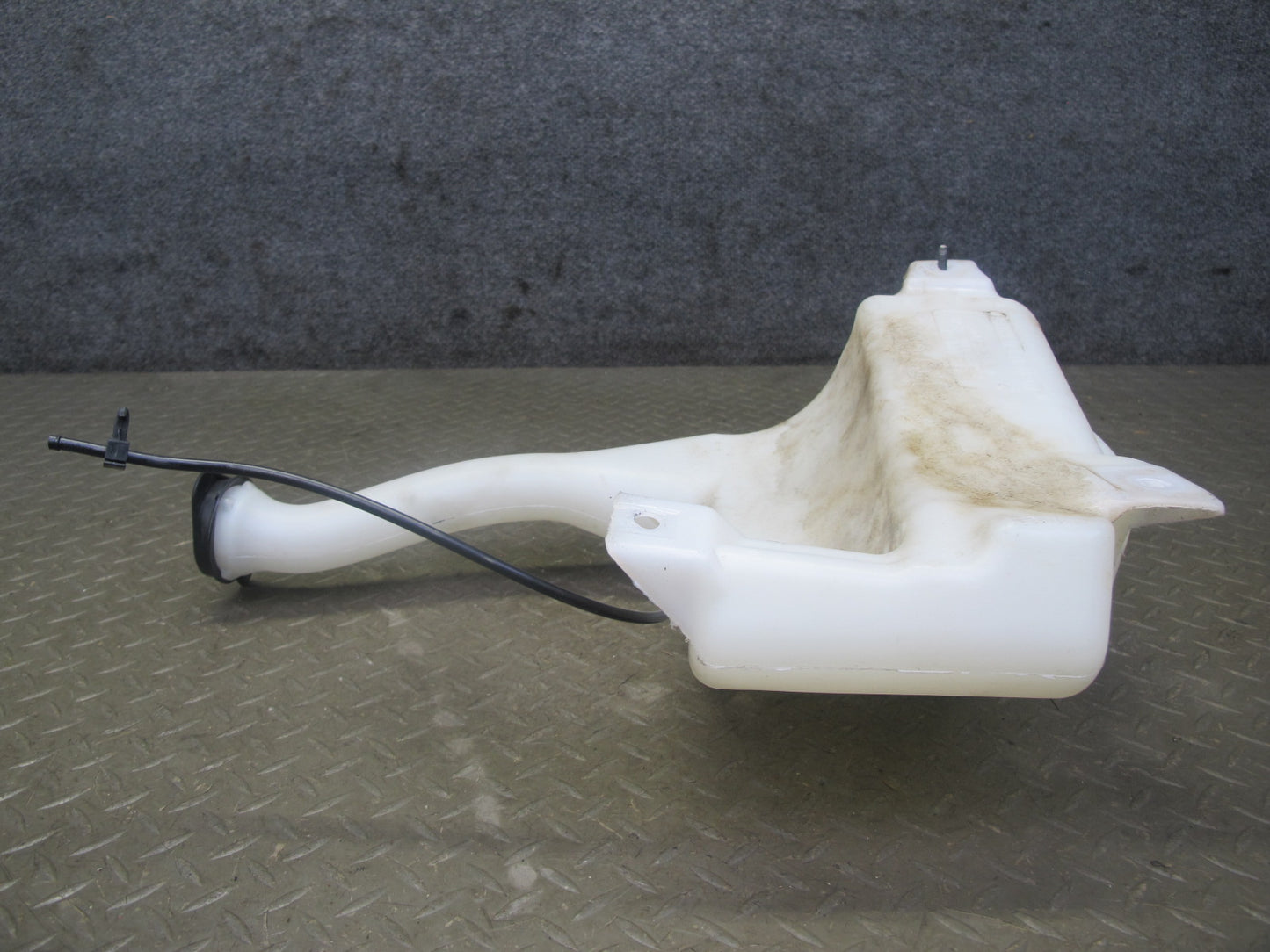 06-10 Pontiac Solstice Saturn SKY Windshield Washer Reservoir w Pump Assy OEM