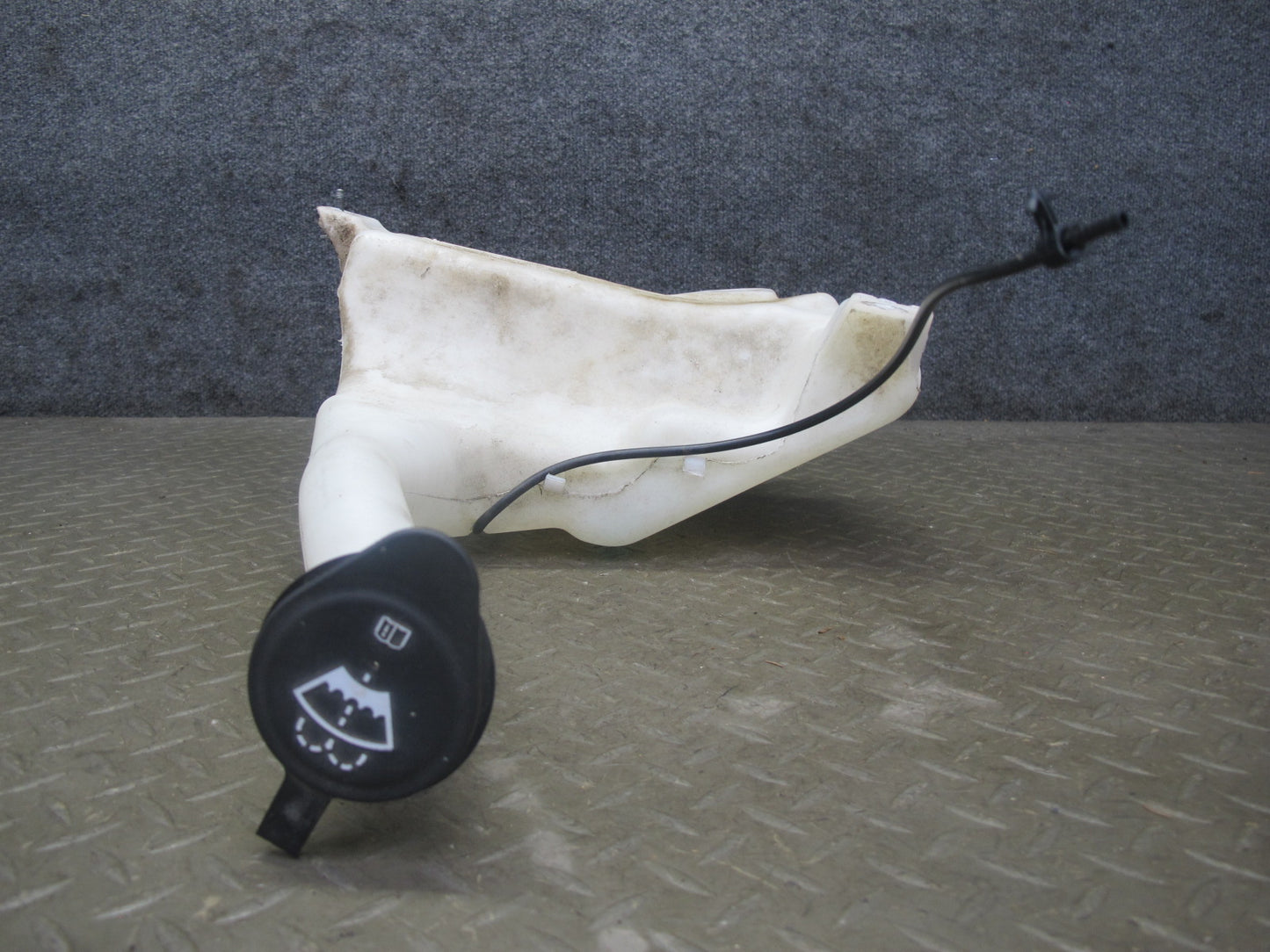 06-10 Pontiac Solstice Saturn SKY Windshield Washer Reservoir w Pump Assy OEM