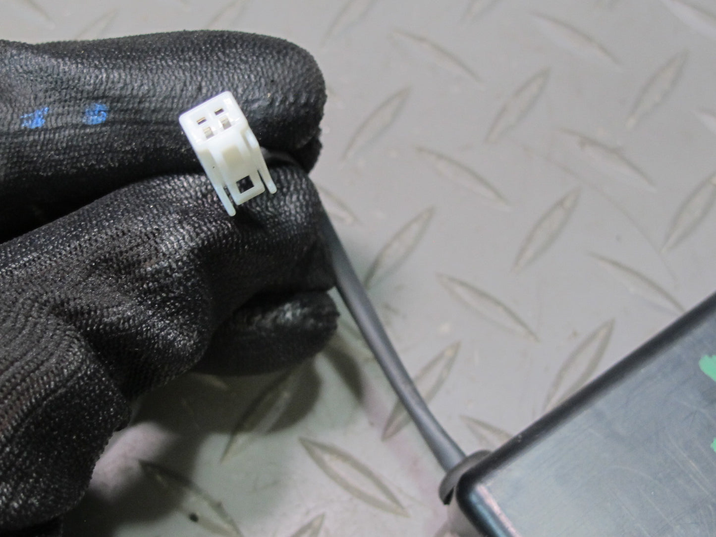 2005-2007 Lexus J100 LX470 Mayday Battery Control Module Unit 86777-0W040