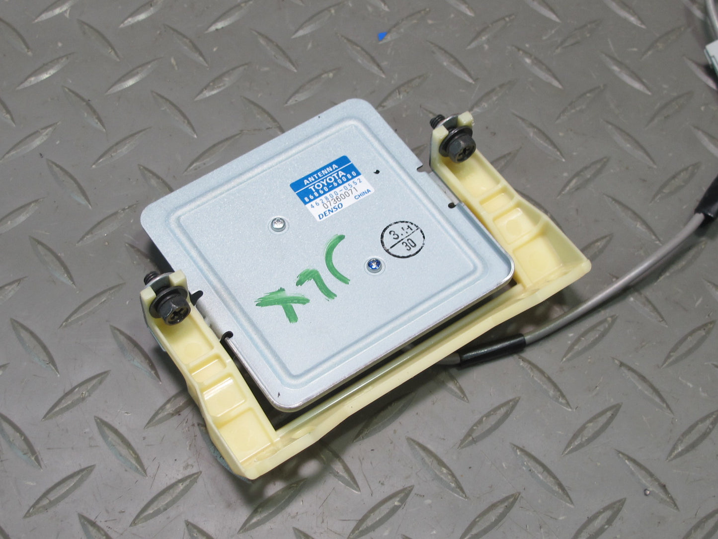 2003-2007 Lexus J100 LX470 Navigation Antenna Control Module 86860-60080