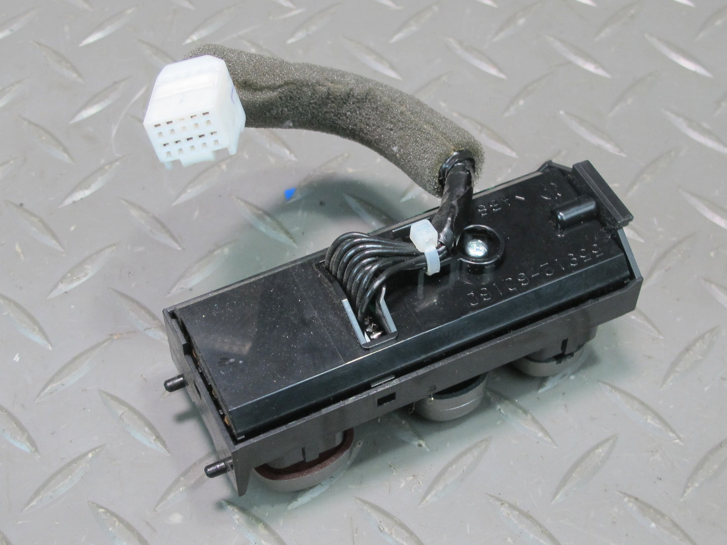 2003-2007 Lexus UZJ100L LX470 Differential Lock Hazard Control Switch