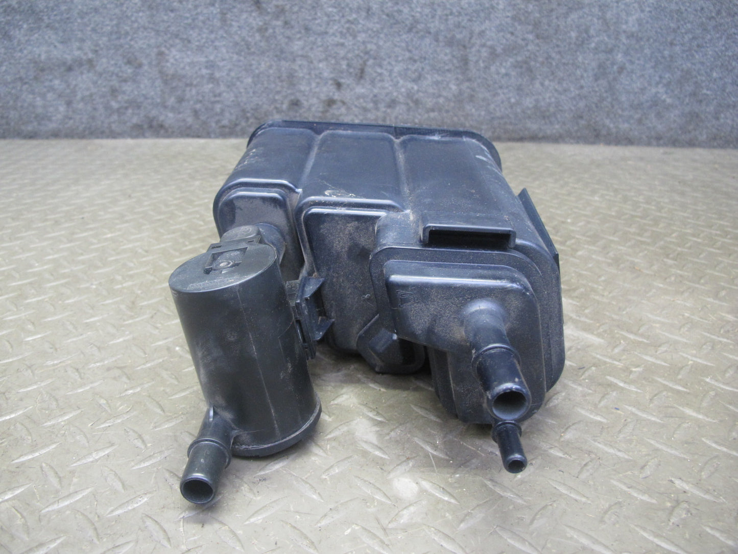 06-10 Pontiac Solstice Saturn SKY Fuel Evap Vapor Charcoal Canister w Valve OEM