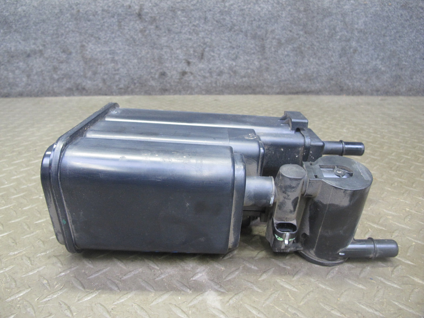 06-10 Pontiac Solstice Saturn SKY Fuel Evap Vapor Charcoal Canister w Valve OEM