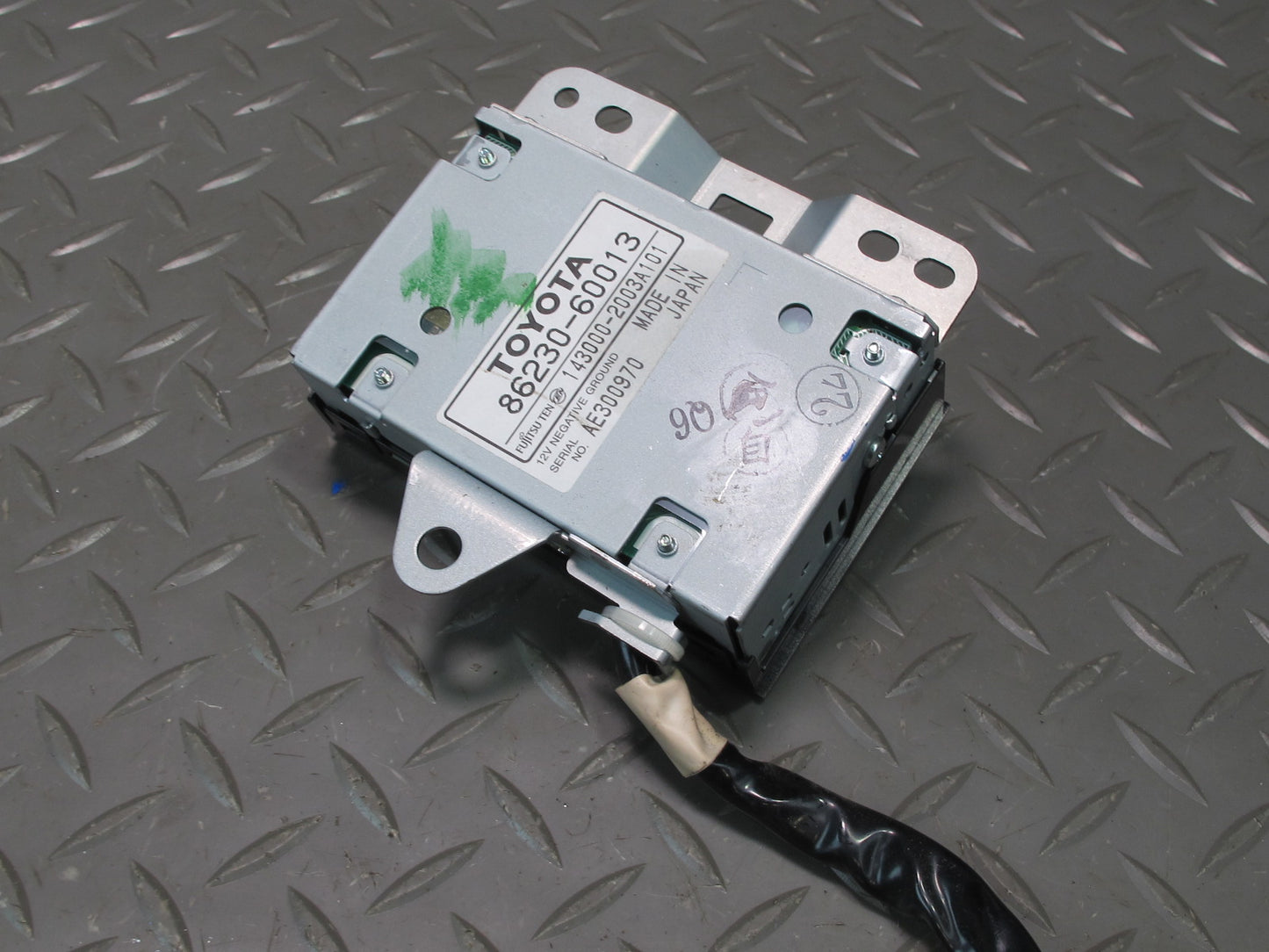 2005-2007 Lexus UZJ100L LX470 Rear Center Console Audio Stereo Controller