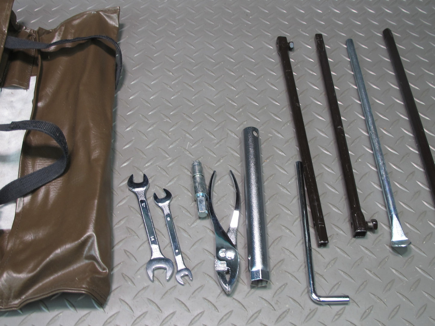 1998-2007 Lexus J100 LX470 Emergency Spare Wheel Tire Jack W/ Bracket & Tool KIT