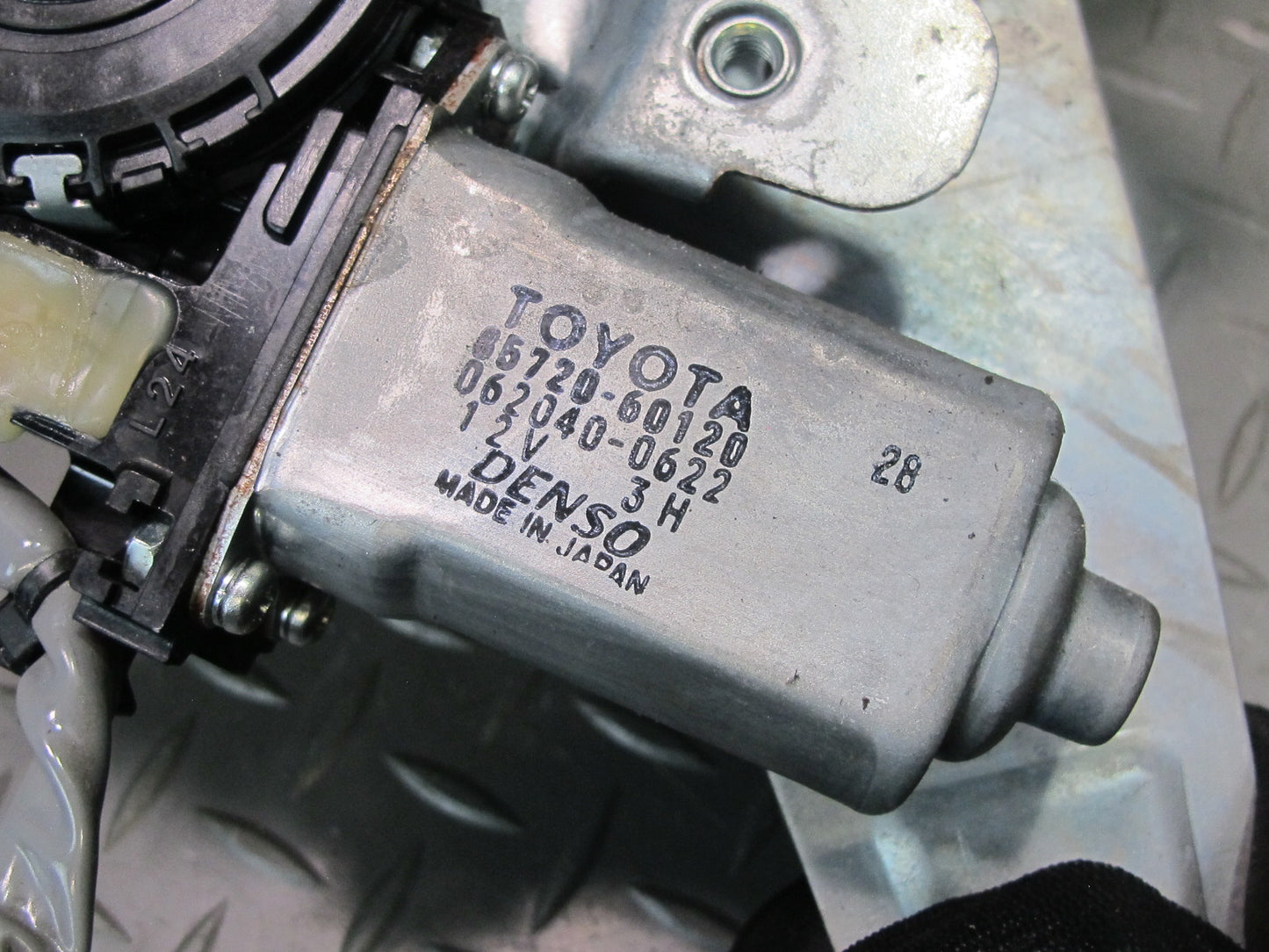 1998-2007 Lexus UZJ100L LX470 Rear Right Door Window Regulator w Motor