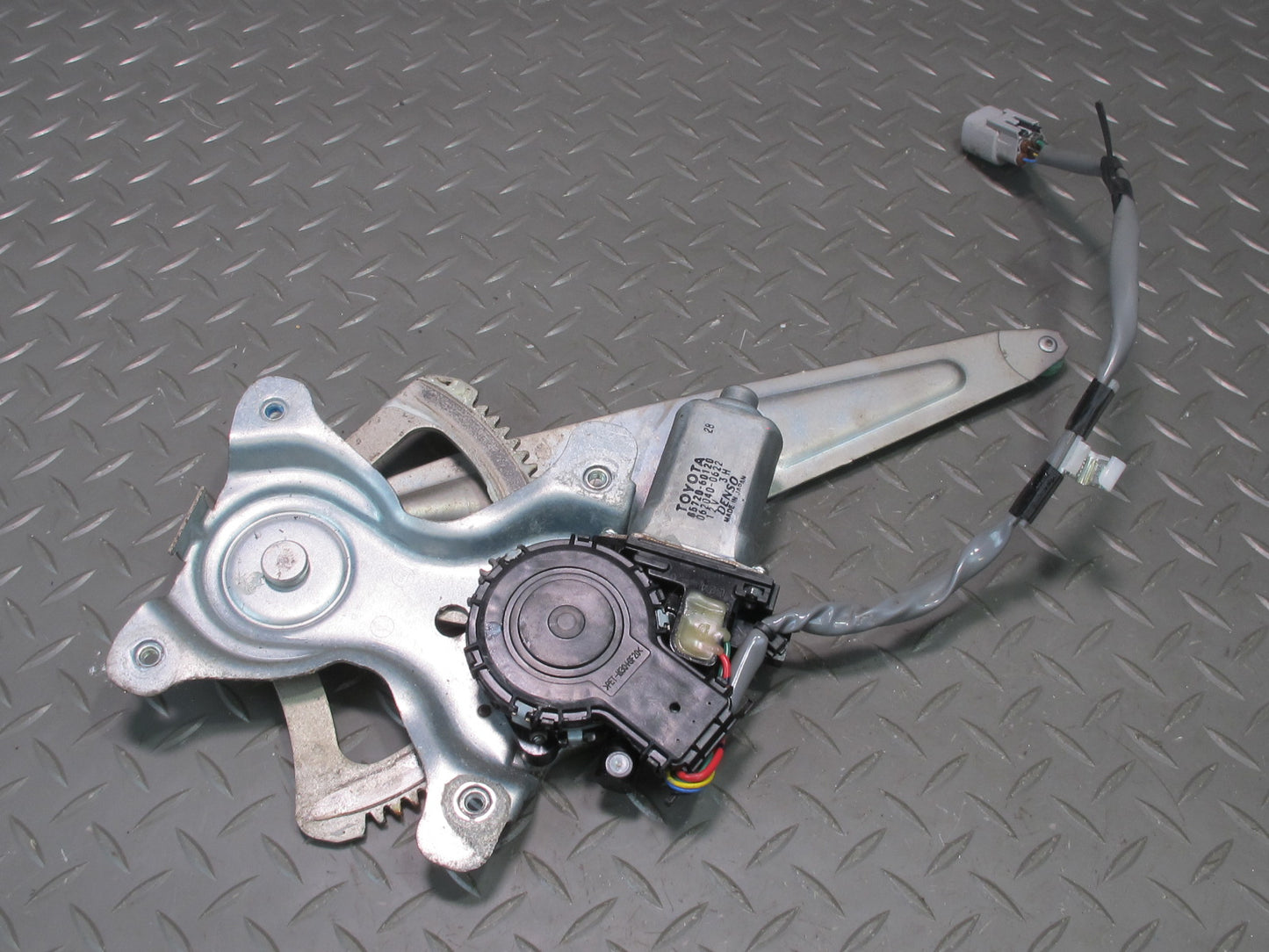 1998-2007 Lexus UZJ100L LX470 Rear Right Door Window Regulator w Motor