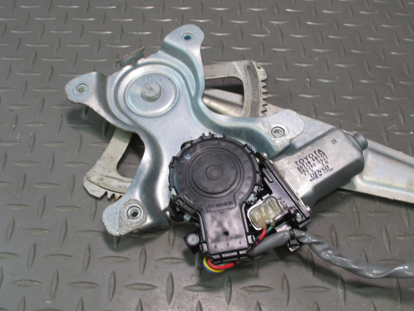 1998-2007 Lexus UZJ100L LX470 Rear Right Door Window Regulator w Motor