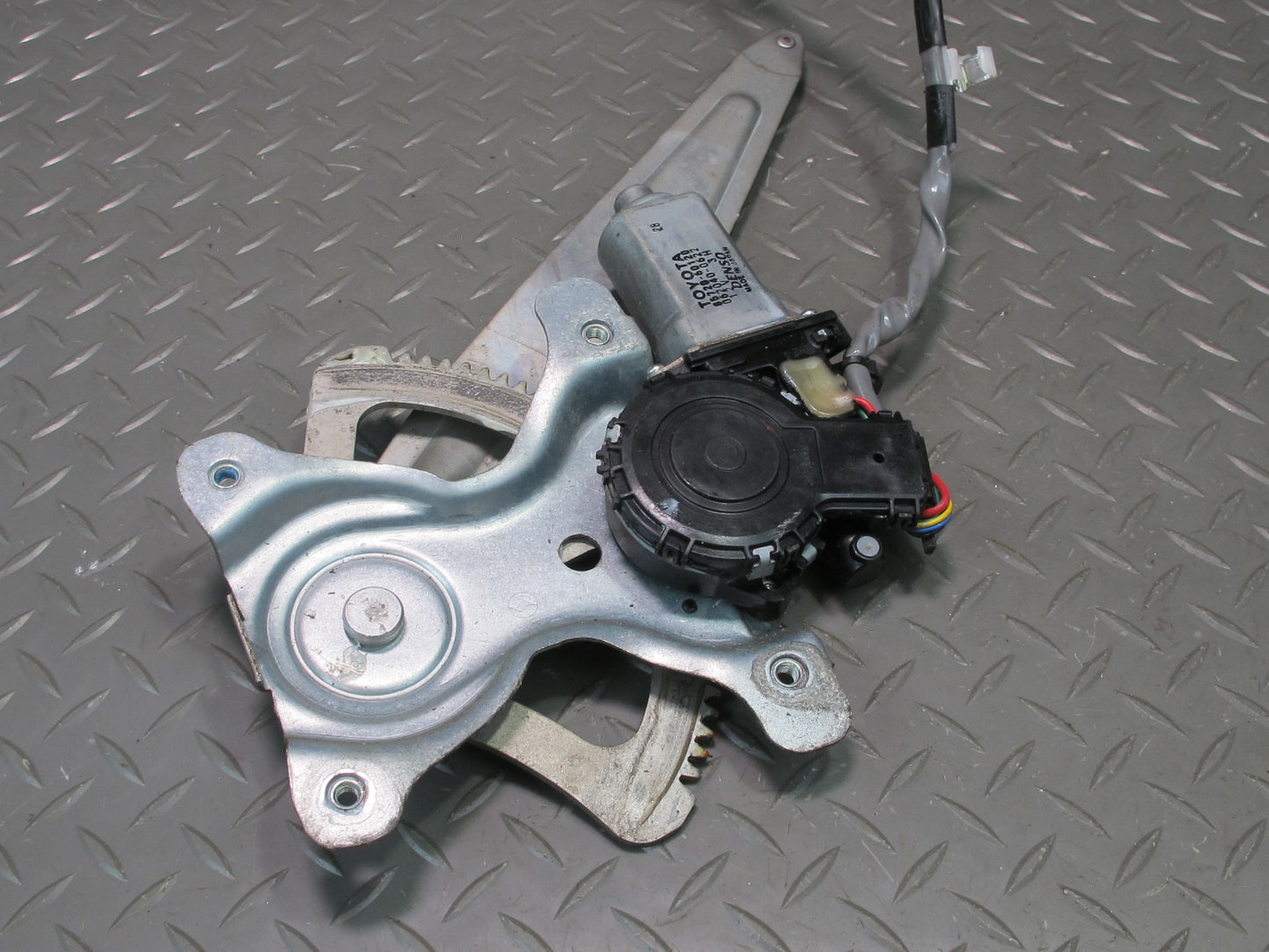 1998-2007 Lexus UZJ100L LX470 Rear Right Door Window Regulator w Motor