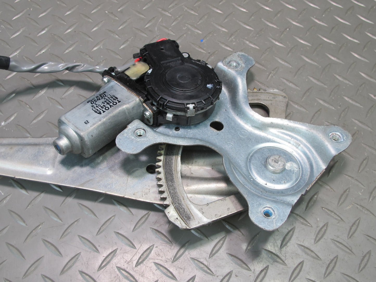 1998-2007 Lexus UZJ100L LX470 Rear Right Door Window Regulator w Motor