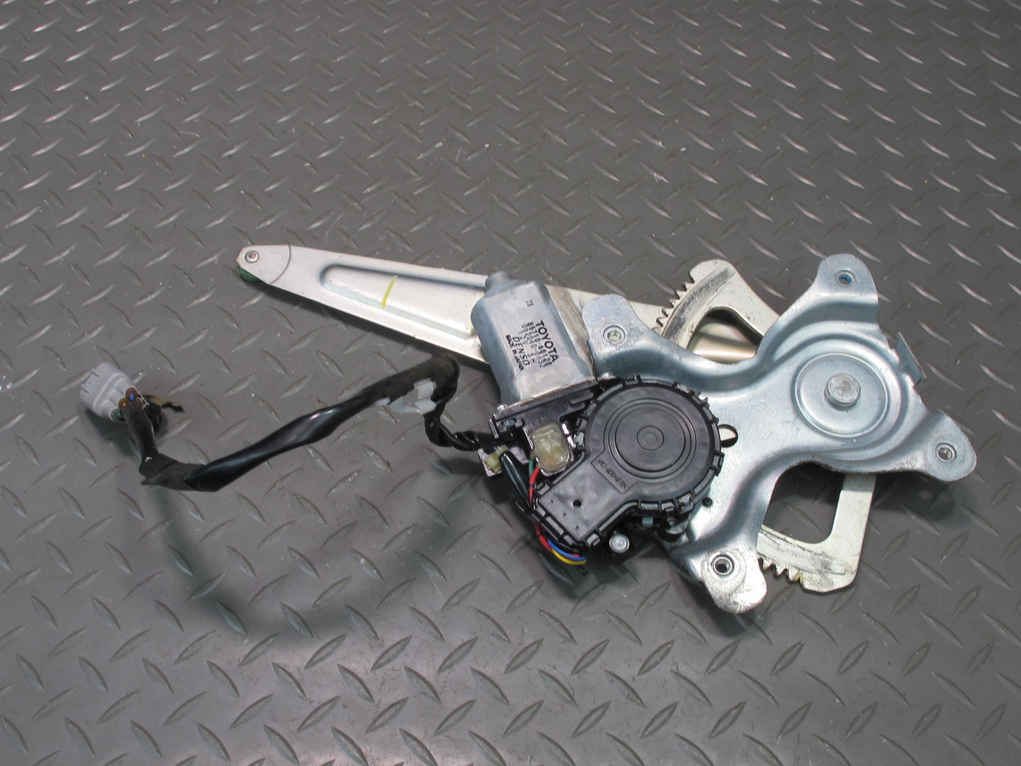 1998-2007 Lexus UZJ100L LX470 Rear Left Door Window Regulator w Motor