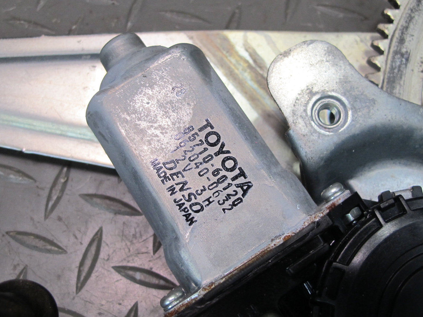 1998-2007 Lexus UZJ100L LX470 Rear Left Door Window Regulator w Motor