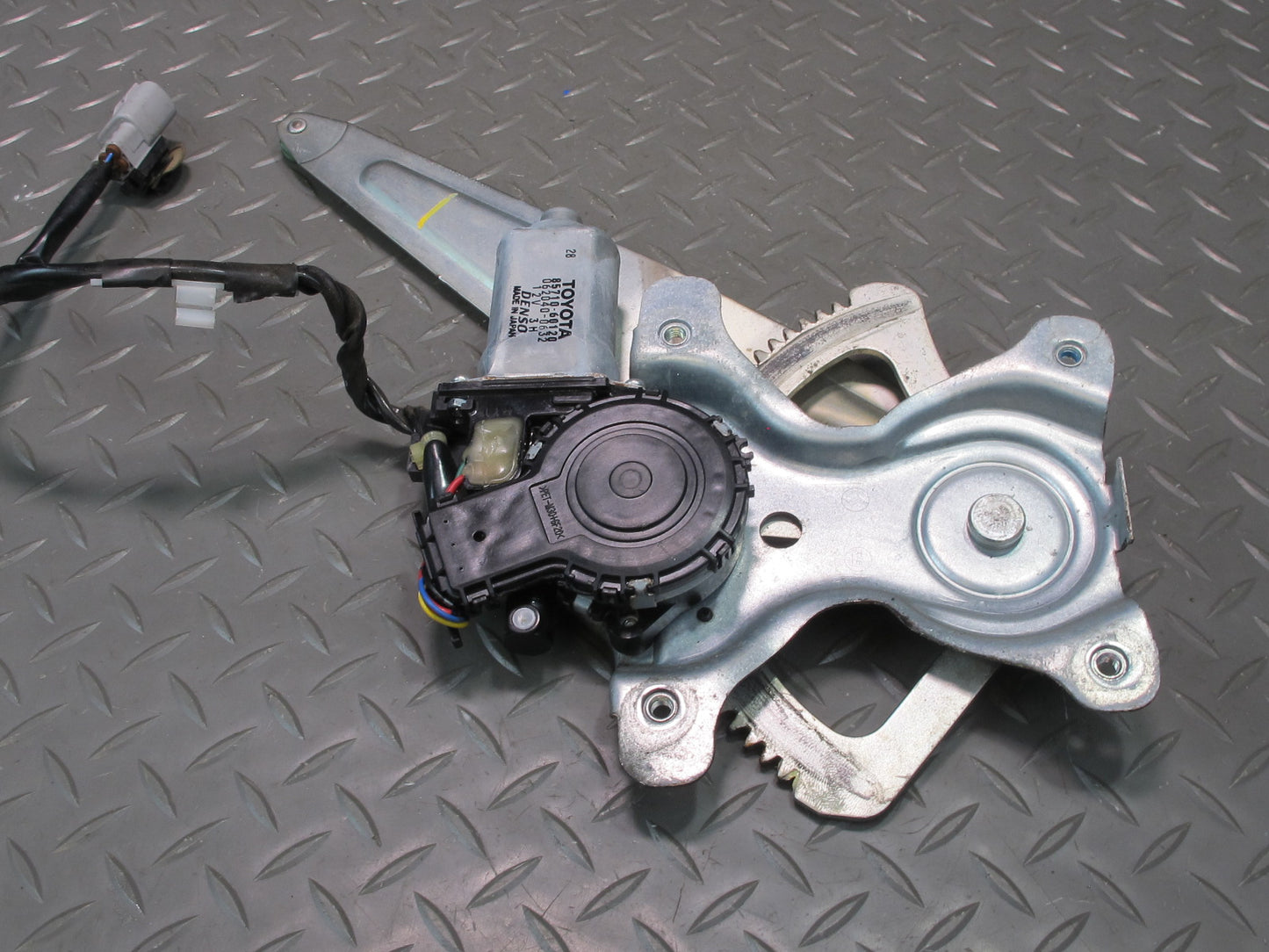 1998-2007 Lexus UZJ100L LX470 Rear Left Door Window Regulator w Motor