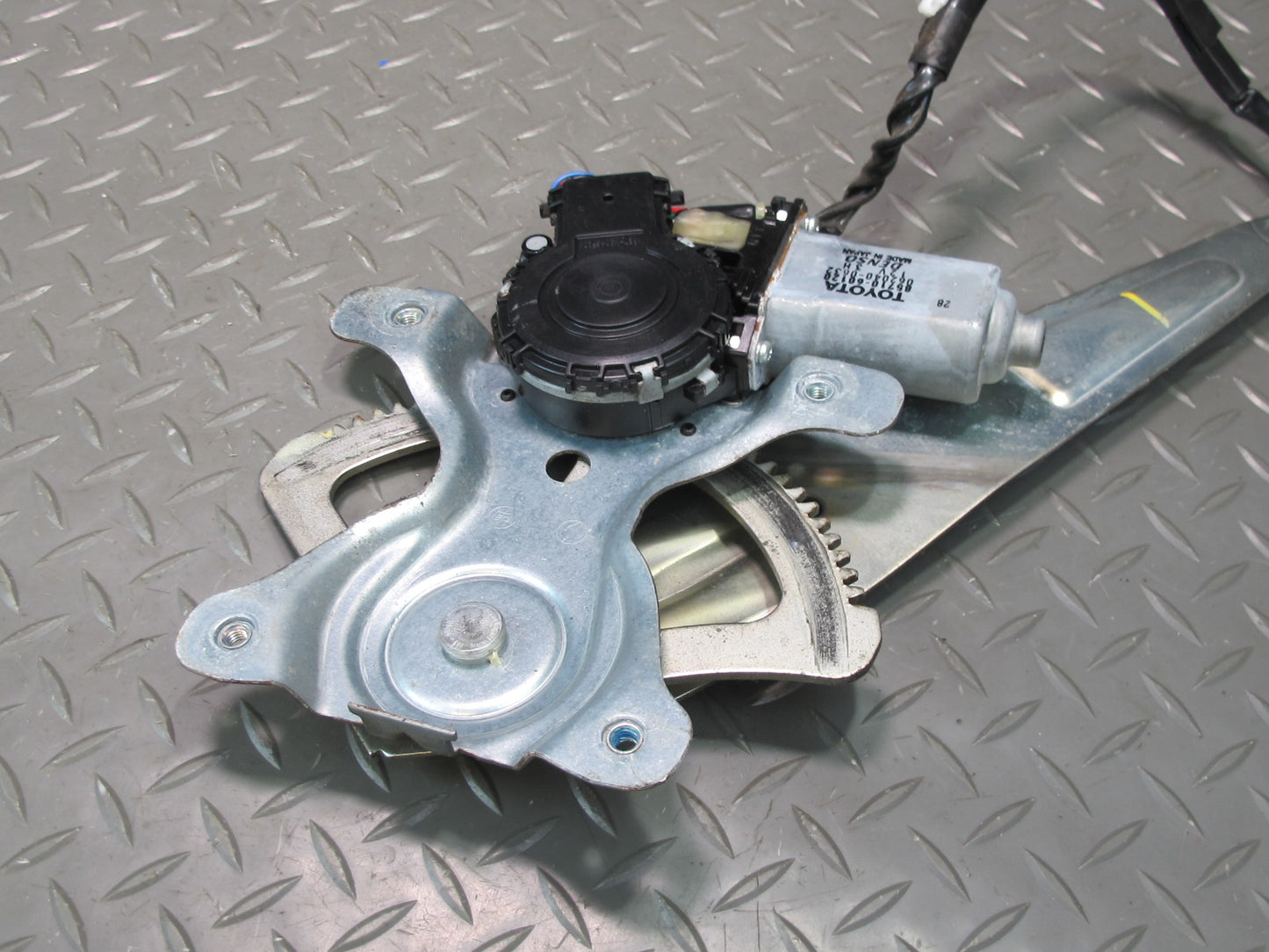 1998-2007 Lexus UZJ100L LX470 Rear Left Door Window Regulator w Motor