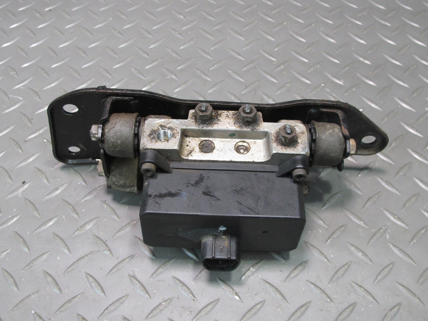1998-2007 Lexus UZJ100L LX470 Air Suspension Height Level Valve Block