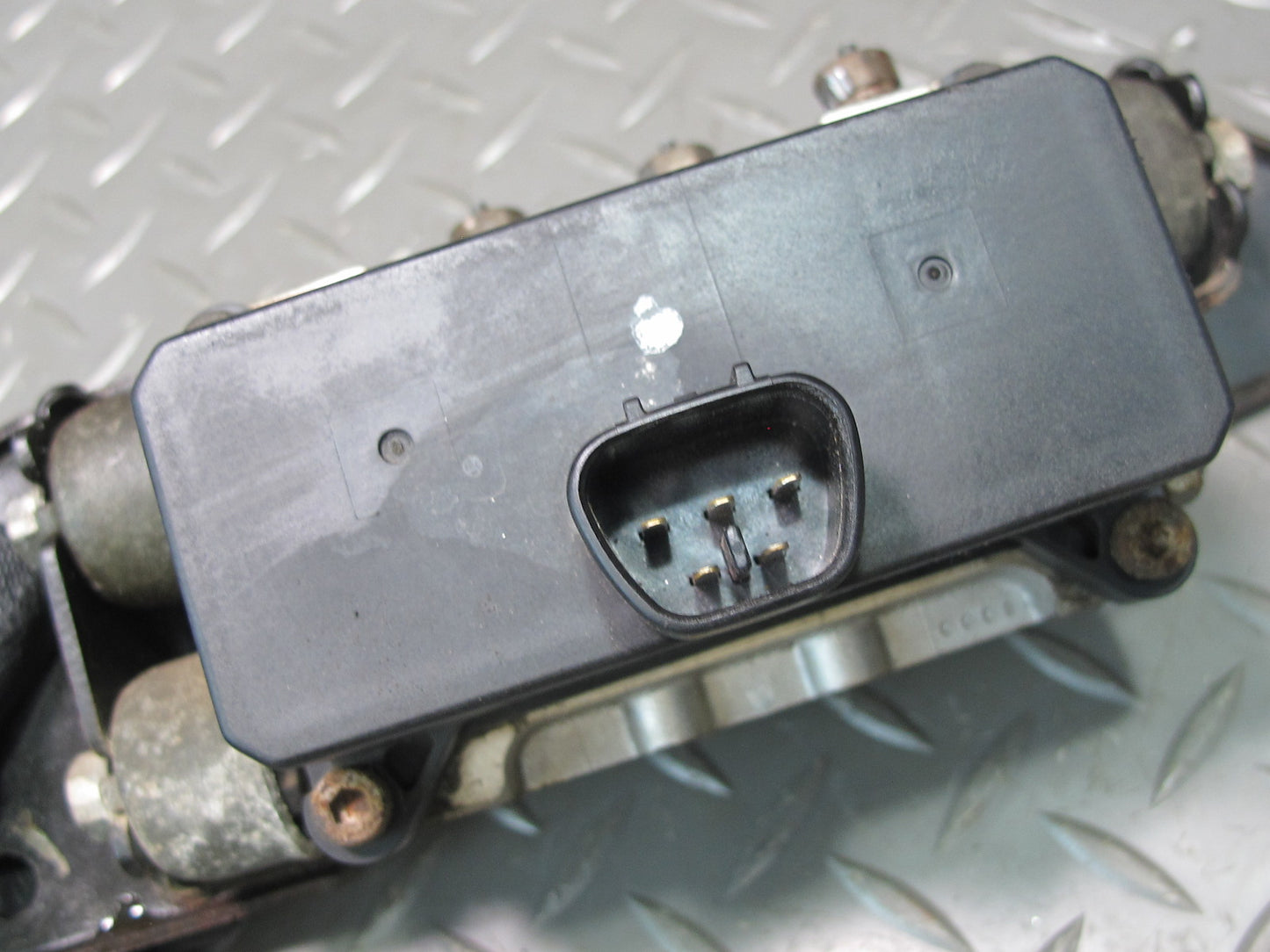 1998-2007 Lexus UZJ100L LX470 Air Suspension Height Level Valve Block