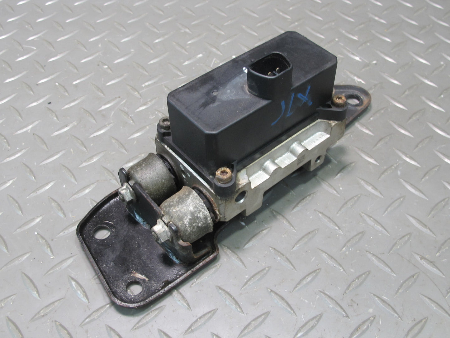 1998-2007 Lexus UZJ100L LX470 Air Suspension Height Level Valve Block