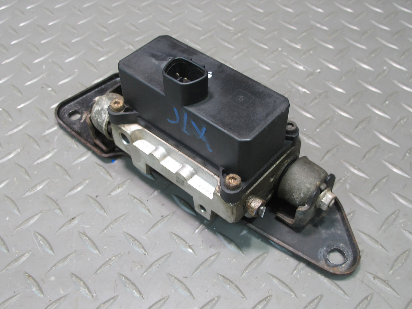 1998-2007 Lexus UZJ100L LX470 Air Suspension Height Level Valve Block