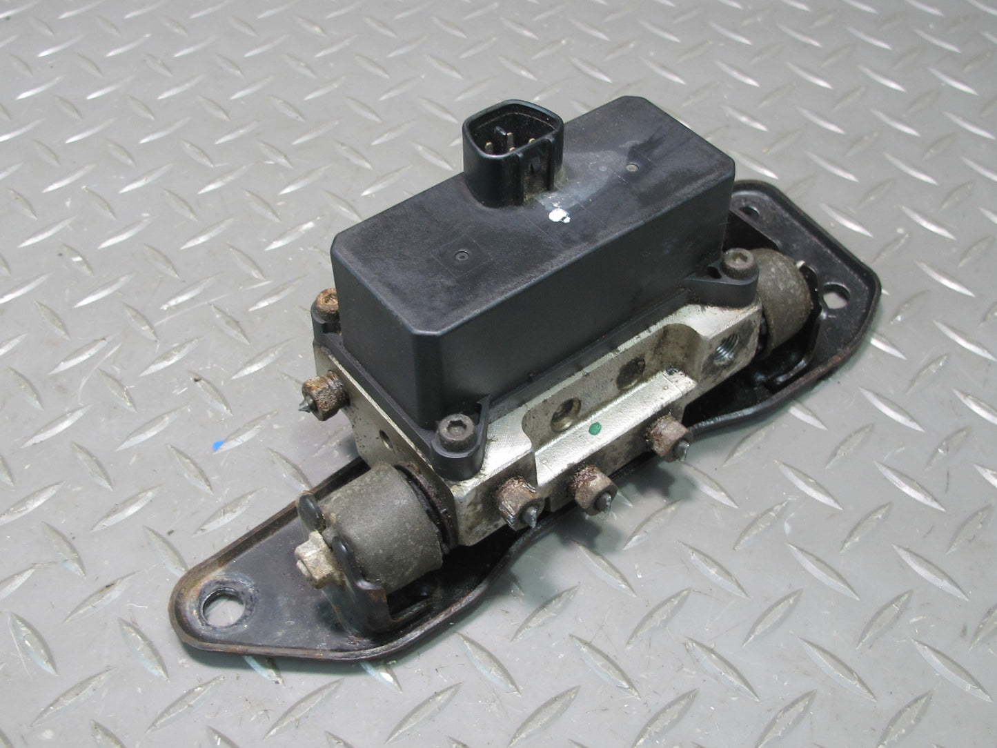 1998-2007 Lexus UZJ100L LX470 Air Suspension Height Level Valve Block