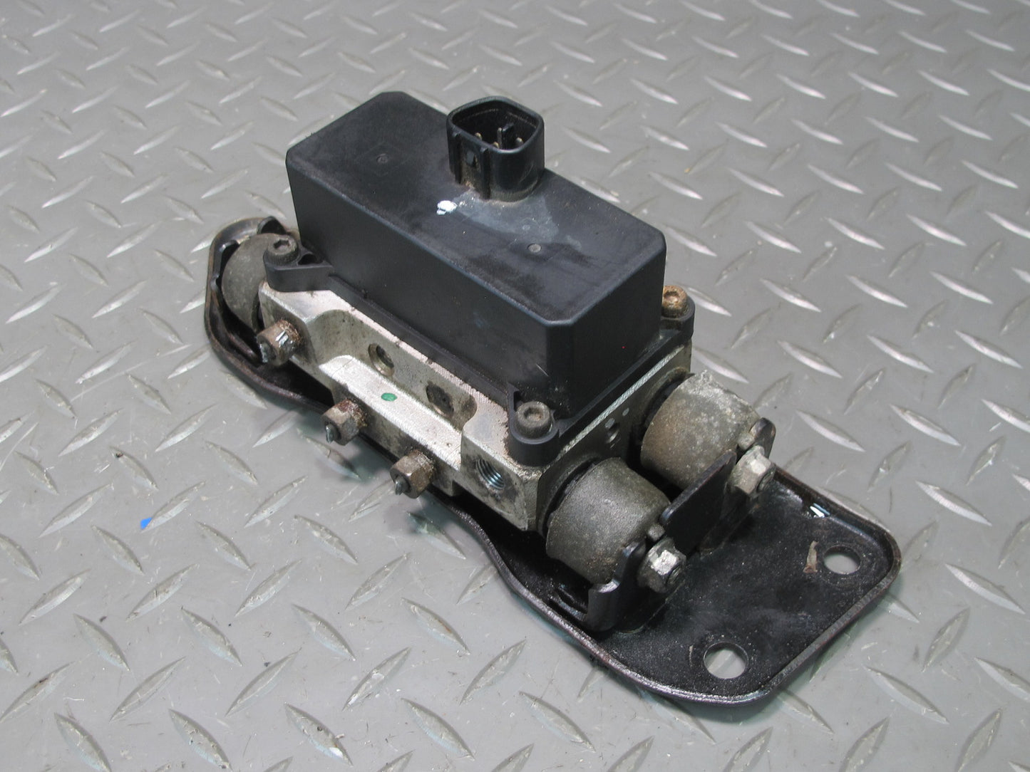 1998-2007 Lexus UZJ100L LX470 Air Suspension Height Level Valve Block