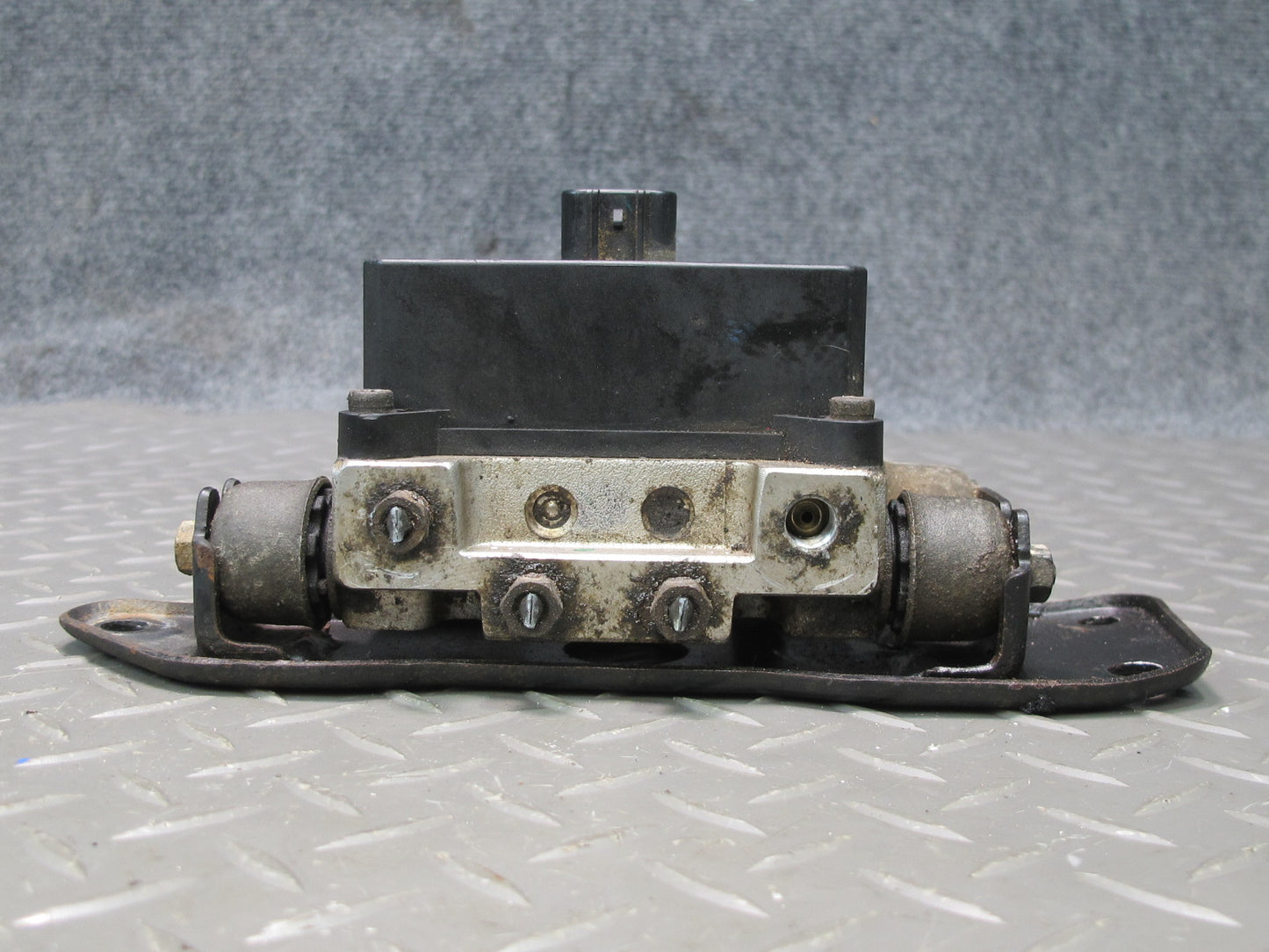 1998-2007 Lexus UZJ100L LX470 Air Suspension Height Level Valve Block