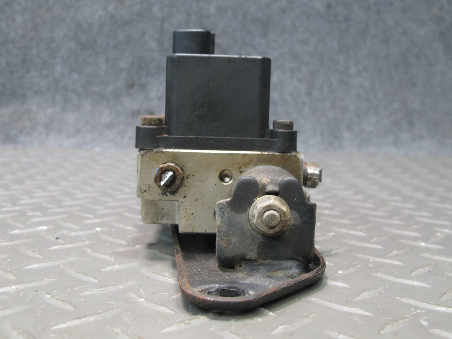 1998-2007 Lexus UZJ100L LX470 Air Suspension Height Level Valve Block