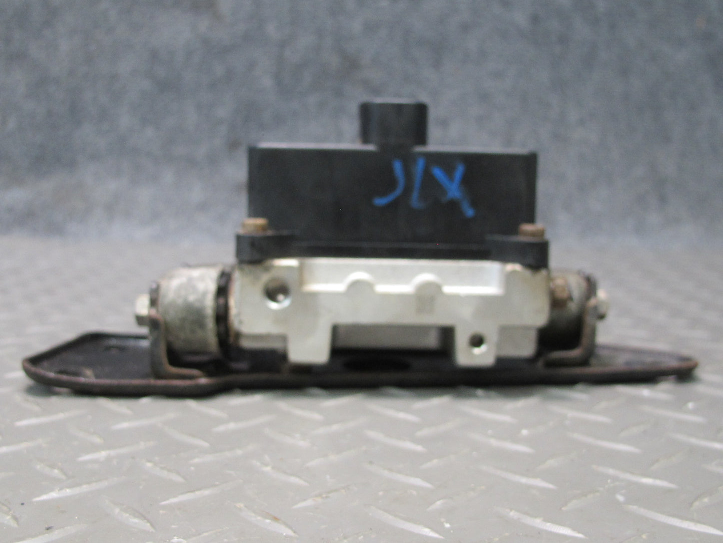 1998-2007 Lexus UZJ100L LX470 Air Suspension Height Level Valve Block