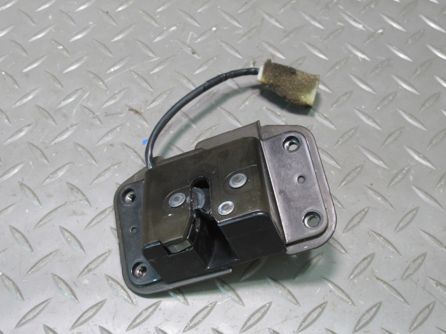 2003-2007 Lexus UZJ100L LX470 Rear Trunk Lid Liftgate Tailgate Upper Lock Latch