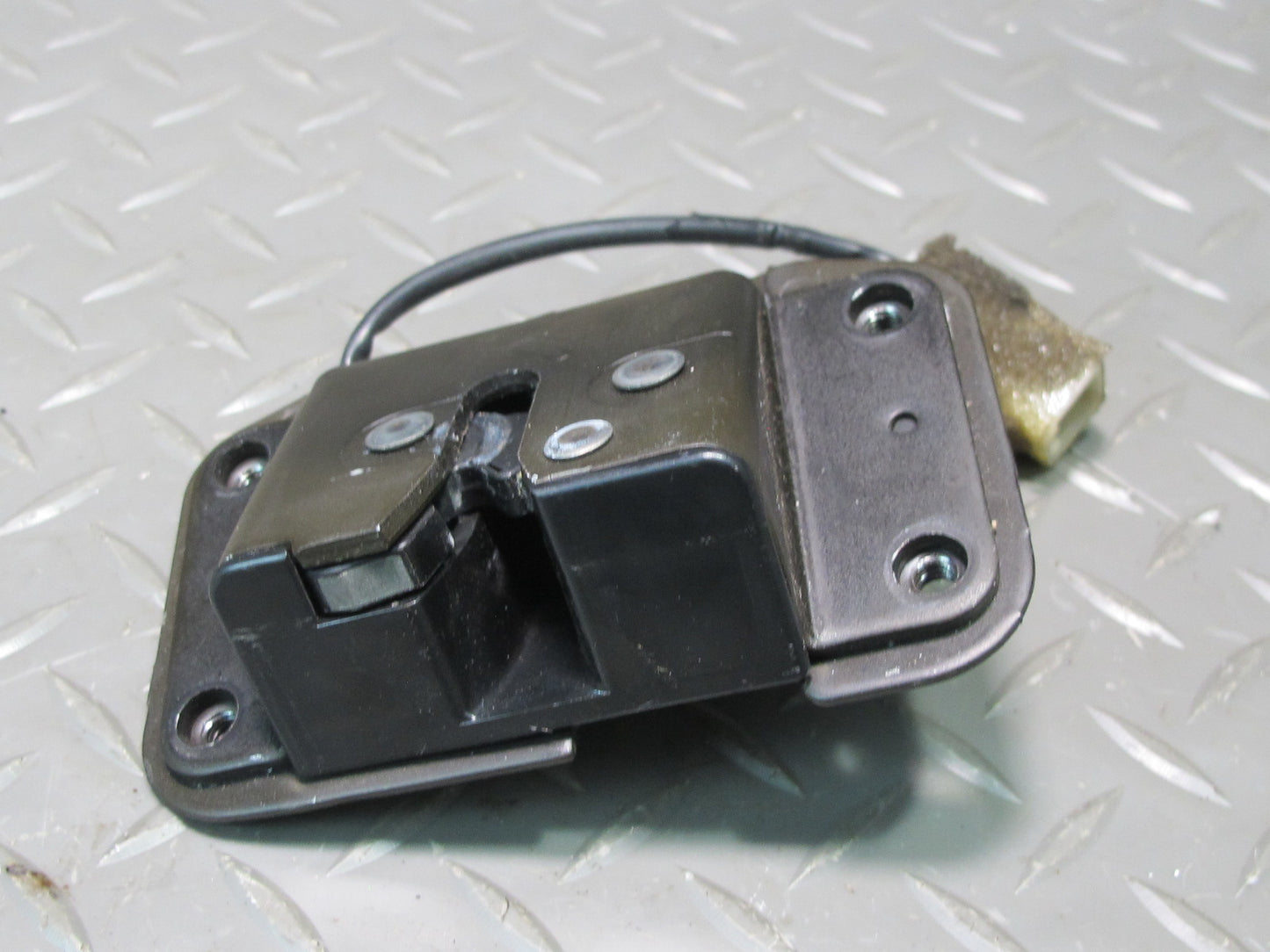 2003-2007 Lexus UZJ100L LX470 Rear Trunk Lid Liftgate Tailgate Upper Lock Latch