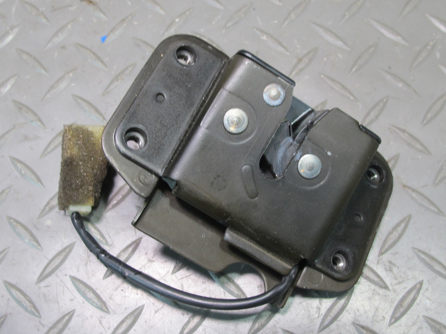 2003-2007 Lexus UZJ100L LX470 Rear Trunk Lid Liftgate Tailgate Upper Lock Latch