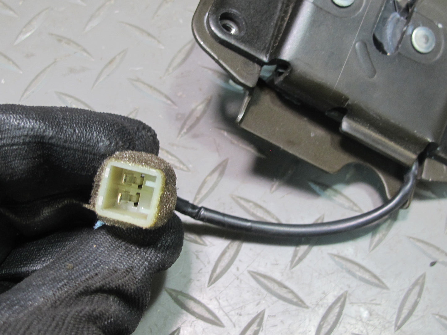 2003-2007 Lexus UZJ100L LX470 Rear Trunk Lid Liftgate Tailgate Upper Lock Latch