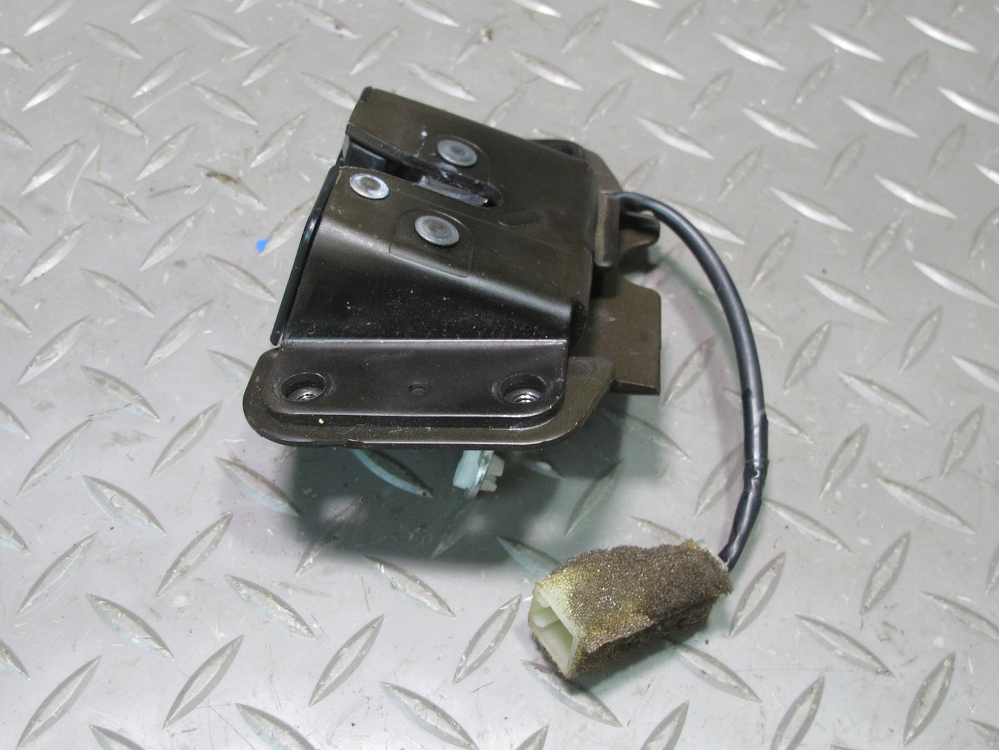 2003-2007 Lexus UZJ100L LX470 Rear Trunk Lid Liftgate Tailgate Upper Lock Latch